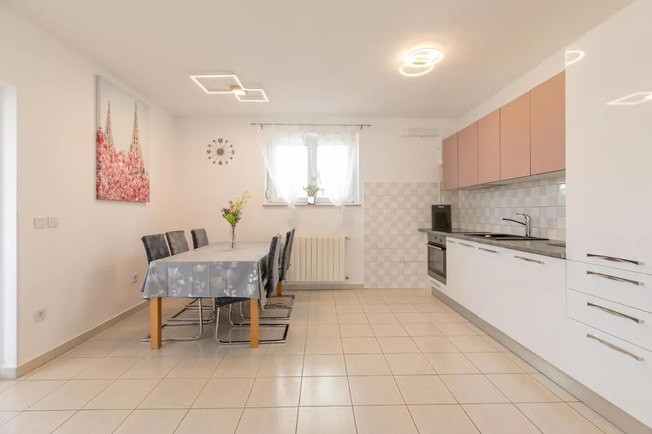 Apartments Tina Stinjan Pula