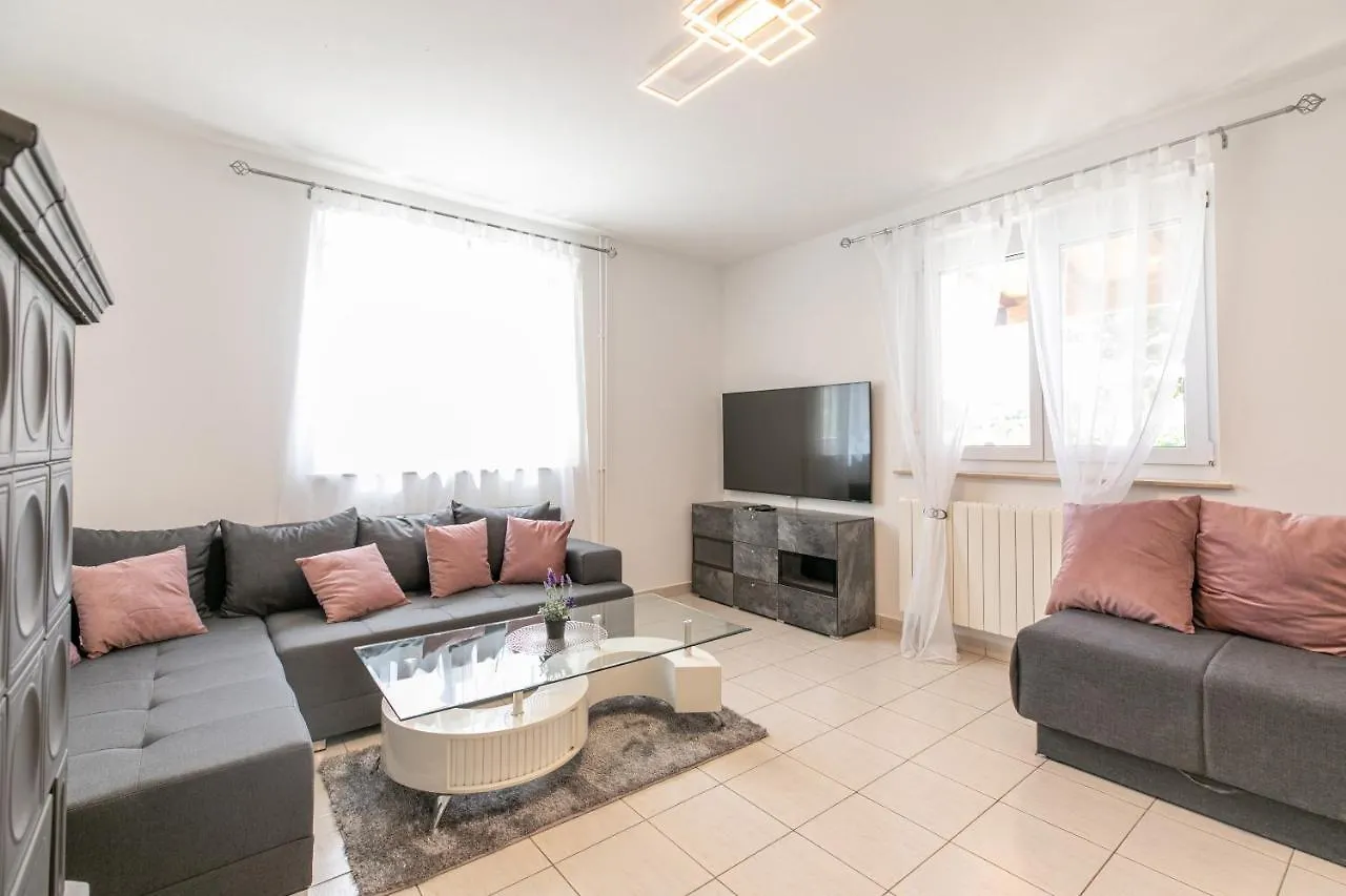 Apartments Tina Stinjan Pula