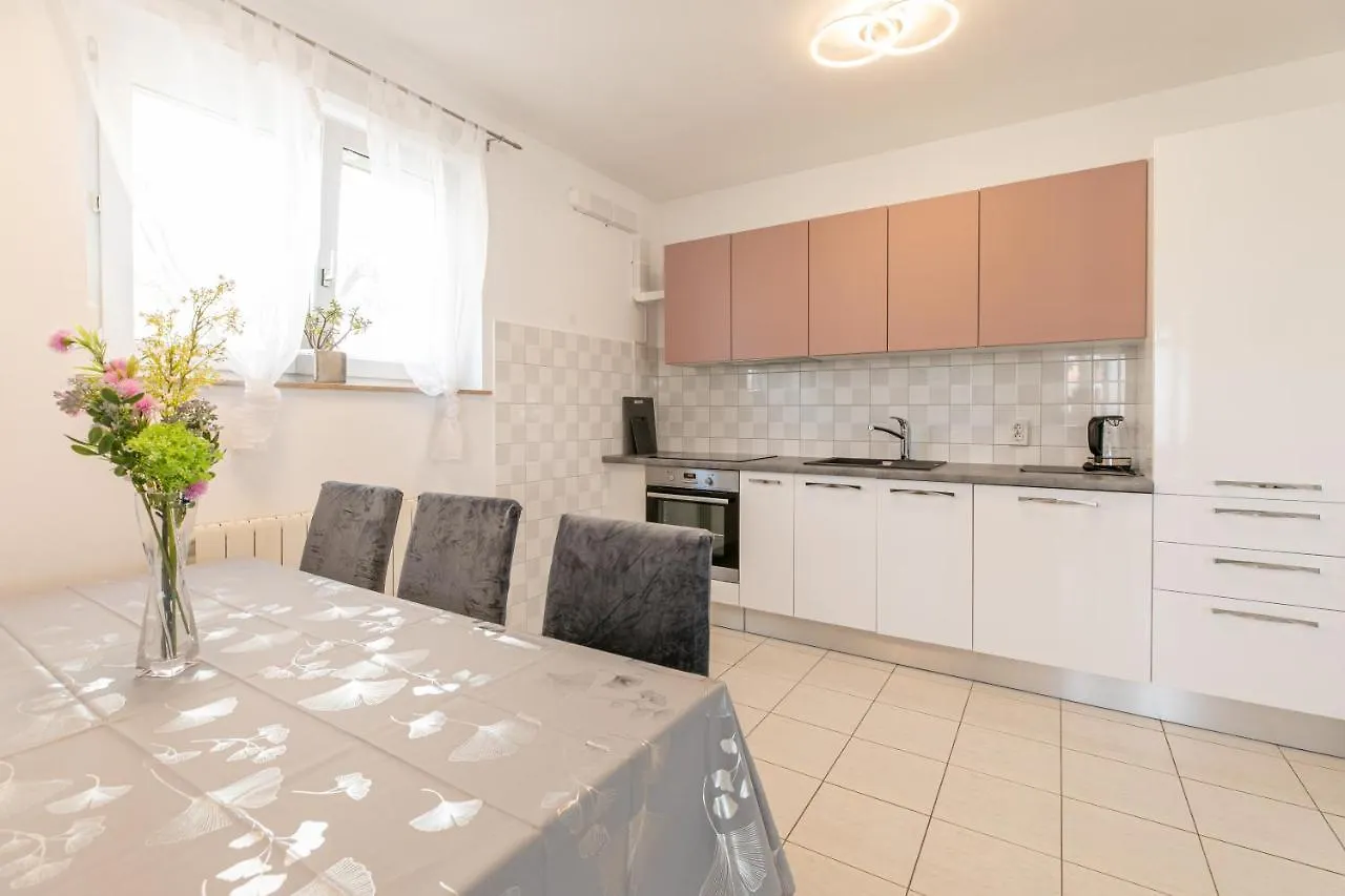 Apartments Tina Stinjan Pula