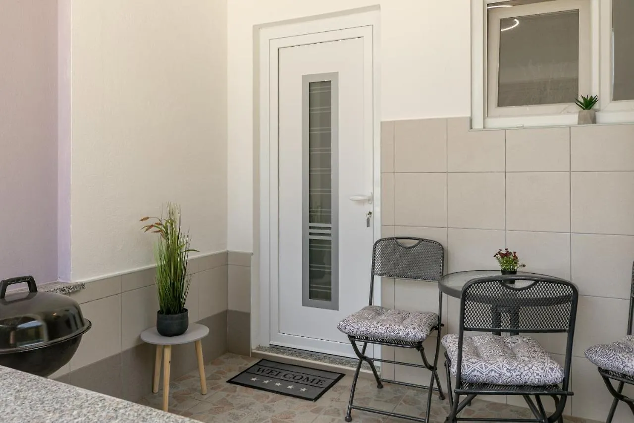 Apartments Tina Stinjan Pula 0*,  Croatia